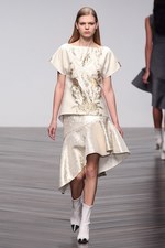 オスマン 2013-14年秋冬コレクション - ドレープで魅せる都会的なハンサムウーマン｜写真11