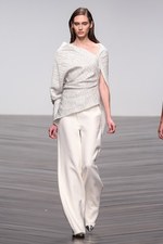 オスマン 2013-14年秋冬コレクション - ドレープで魅せる都会的なハンサムウーマン｜写真20