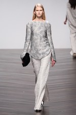 オスマン 2013-14年秋冬コレクション - ドレープで魅せる都会的なハンサムウーマン｜写真22