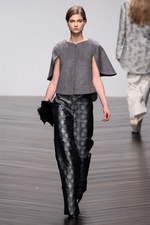 オスマン 2013-14年秋冬コレクション - ドレープで魅せる都会的なハンサムウーマン｜写真24