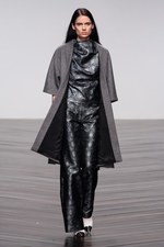 オスマン 2013-14年秋冬コレクション - ドレープで魅せる都会的なハンサムウーマン｜写真25