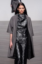 オスマン 2013-14年秋冬コレクション - ドレープで魅せる都会的なハンサムウーマン｜写真26