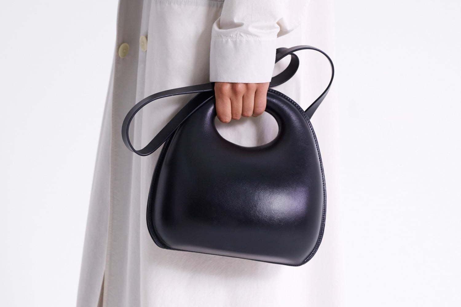 オフショルダー｜ルメールの卵型レディースバッグやメンズスニーカー、ユニセックスジャケットなどドーバー銀座で発売