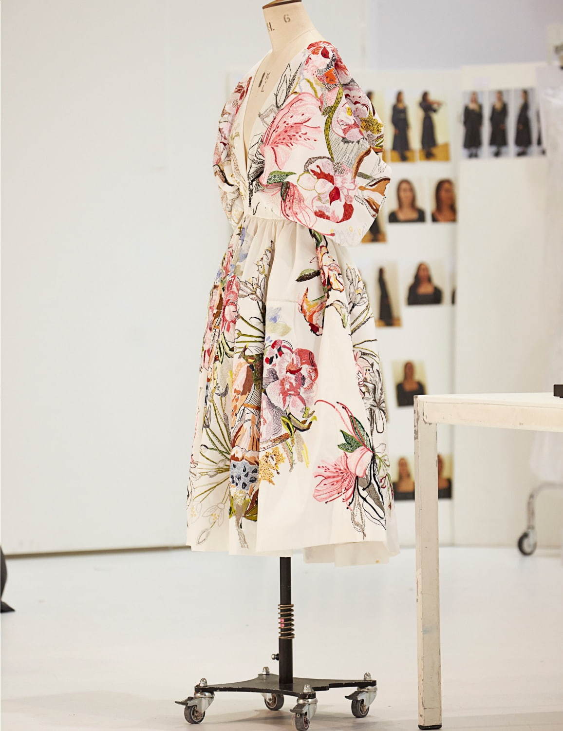 アレキサンダー・マックイーン“絵画”のようなドレスが誕生するまで、20年春夏の制作裏を公開｜写真1