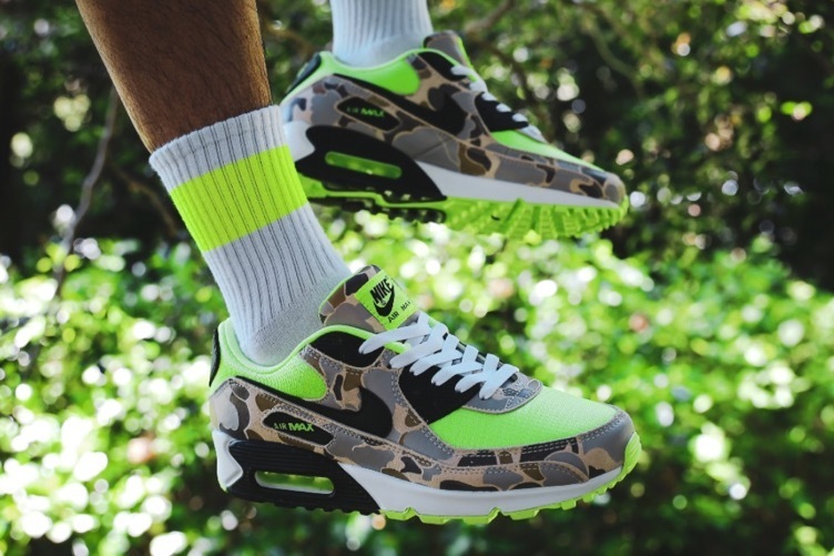 ナイキのスニーカー「エア マックス 90」に“カモ柄×ネオングリーン”モデル、アトモス別注で