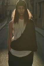 ユリウスから立体的シルエットの伸縮デニム＆オーバーサイズトップス、旗艦店限定販売｜写真5