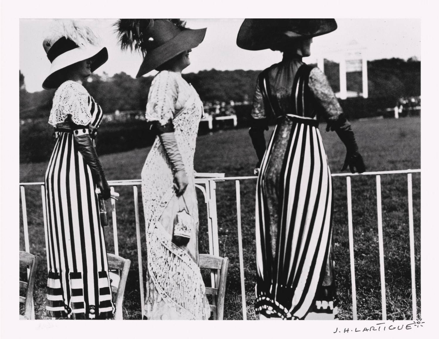 《ドラッグ競馬会の日、 オートゥイユ競馬場》 ジャック=アンリ・ラルティーグ 1911年