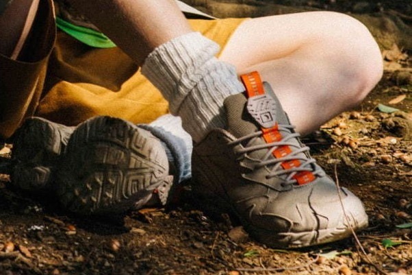 ミズノ×ビームスのスニーカー「ウェーブライダー 10」付け替え可能なシューレース2種付属