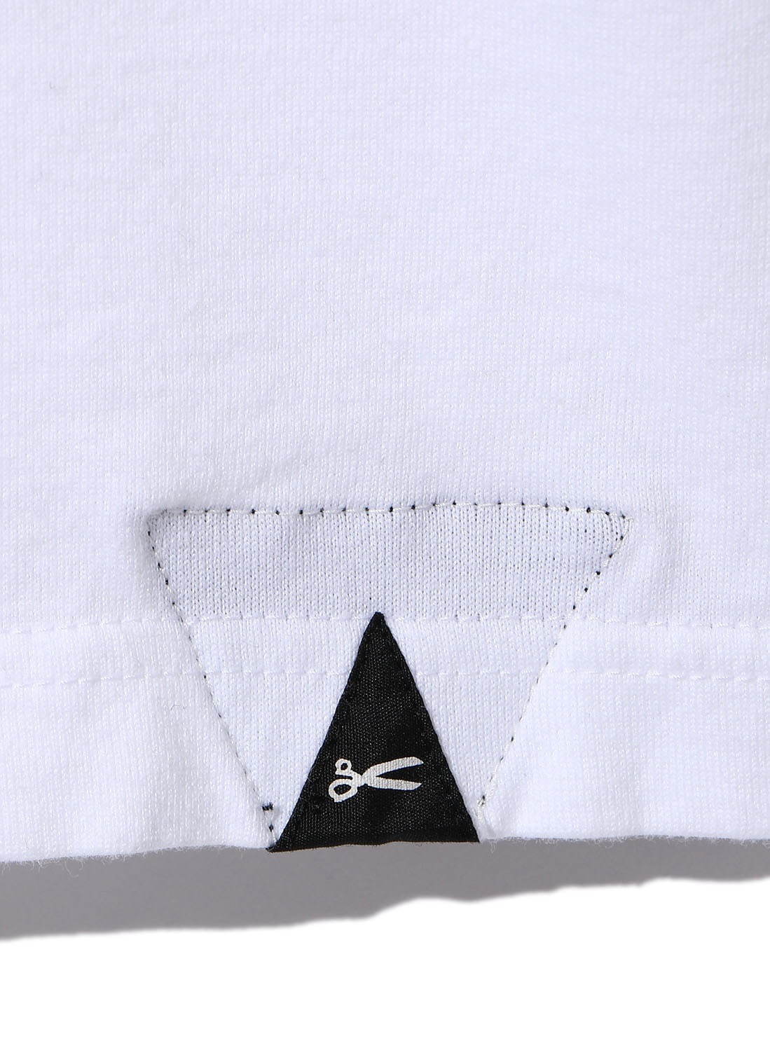 デンハム×ホワイトマウンテニアリング、8個のポケット付きショートブルゾン＆タフなロゴ入りTシャツ｜写真13