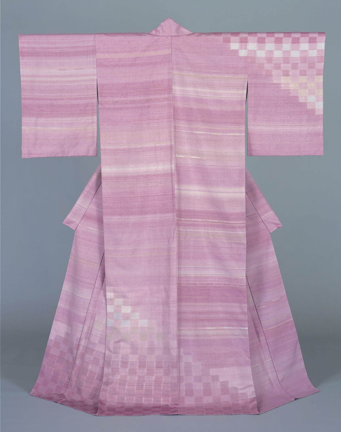 「志村ふくみ展」姫路市立美術館で、“人間国宝”の染織家による草木染の紬織着物100点が集結｜写真1