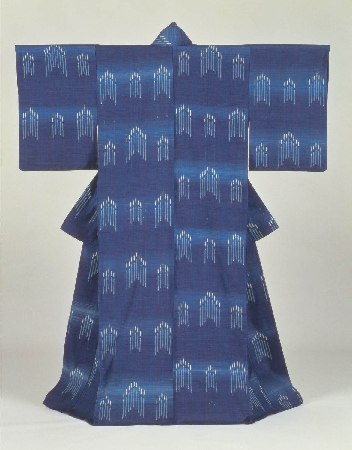 「志村ふくみ展」姫路市立美術館で、“人間国宝”の染織家による草木染の紬織着物100点が集結｜写真6