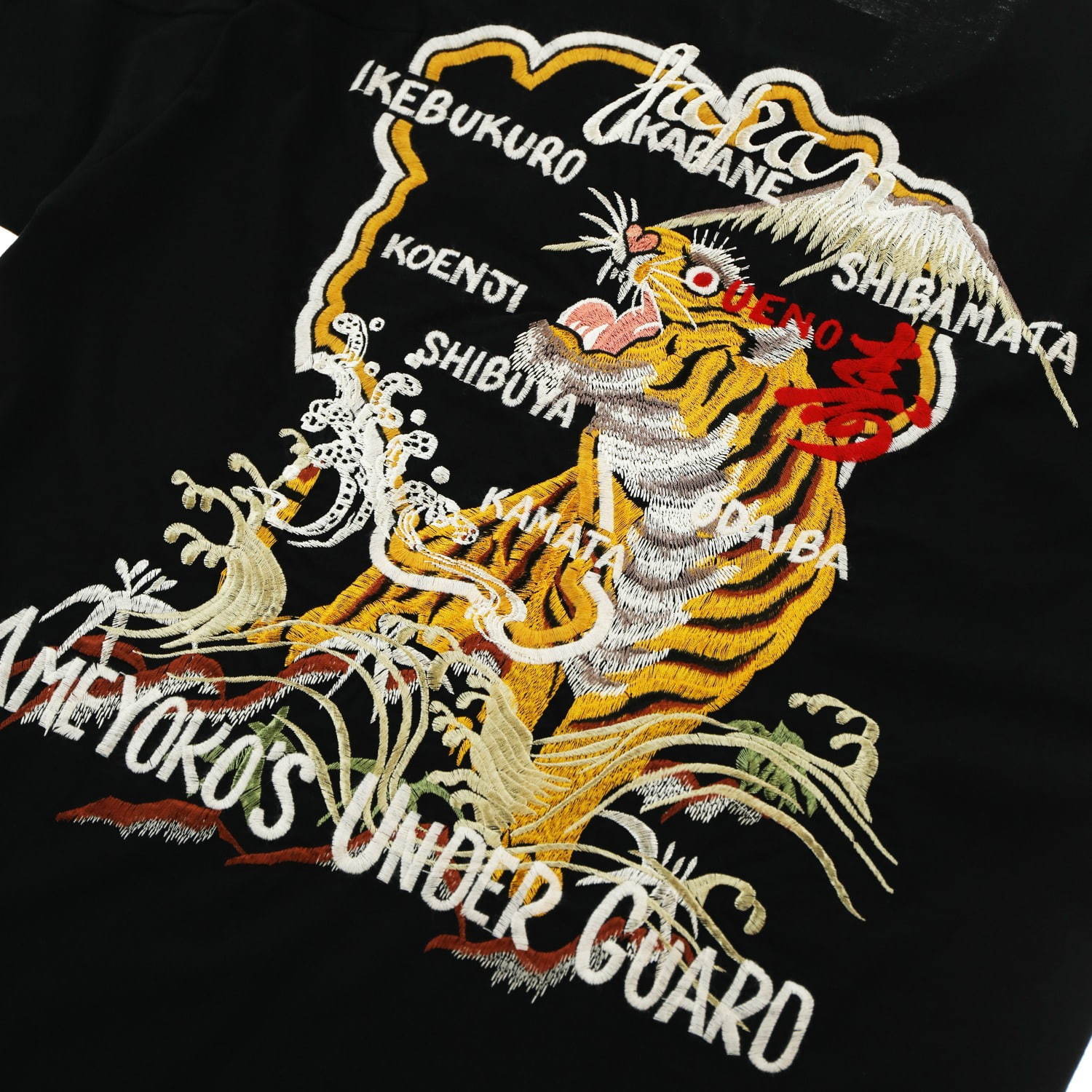 ダブレット×ヌビアン“上野”がテーマのTシャツ、“服道楽”赤提灯のハンドペイント＆虎のカオス刺繍｜写真9