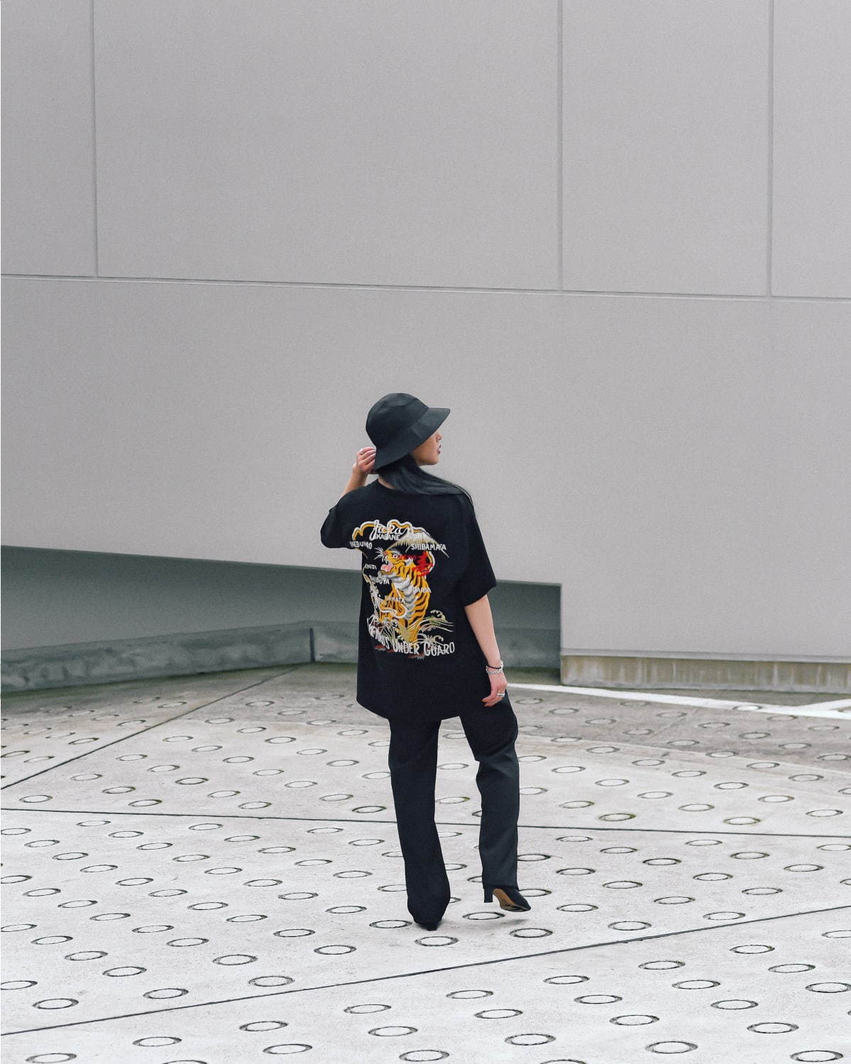 ダブレット×ヌビアン“上野”がテーマのTシャツ、“服道楽”赤提灯のハンドペイント＆虎のカオス刺繍｜写真16
