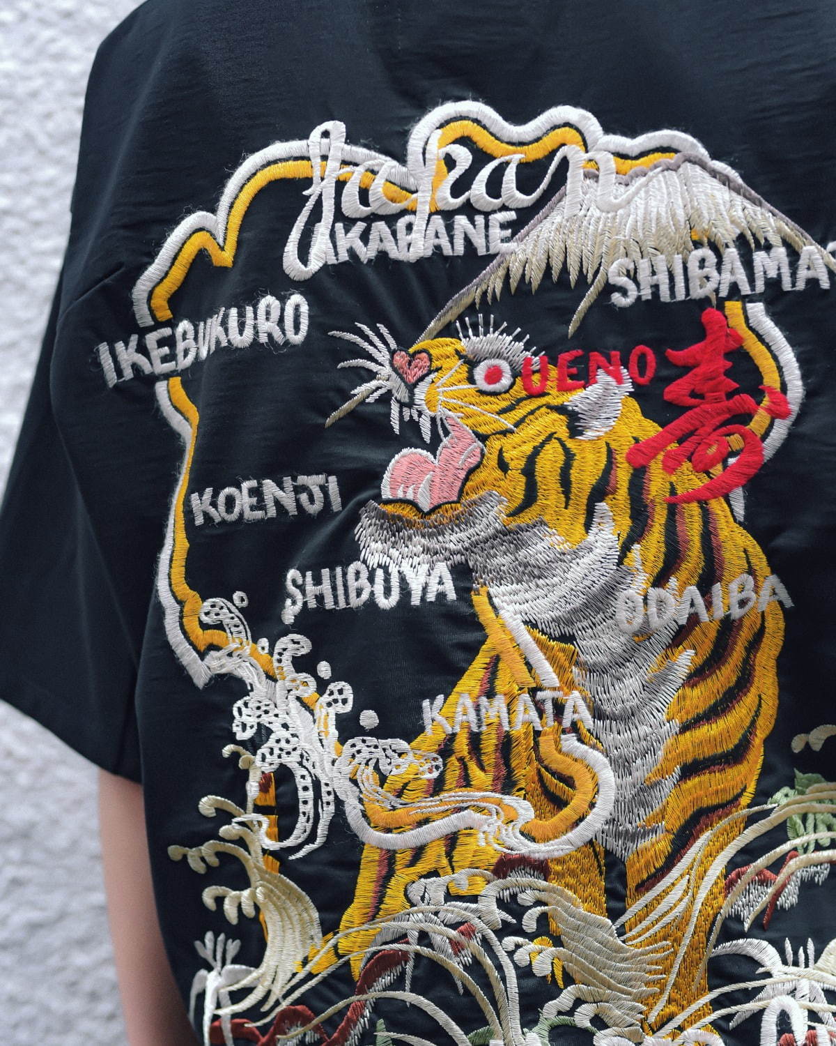 ダブレット×ヌビアン“上野”がテーマのTシャツ、“服道楽”赤提灯のハンドペイント＆虎のカオス刺繍｜写真15