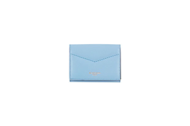 「エッジ ウォレット」コーンフラワー 40,000円
サイズ：W10.5cm x H7.5cm x D3.5cm