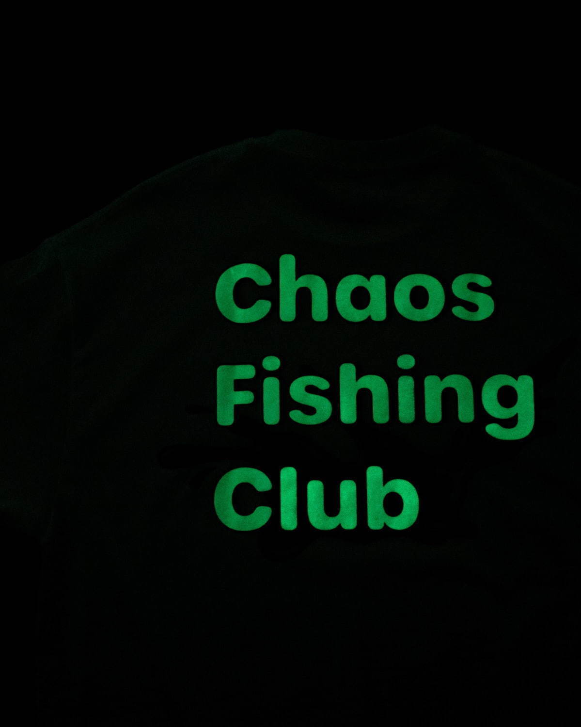 クロックス×カオス フィッシング クラブ“暗闇で光る”別注サンダル、魚ジビッツを装飾｜写真8