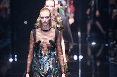 GUCCI 2013-14年秋冬ウィメンズコレクション - ファム・ファタールの危険な美しさとフェミニティ