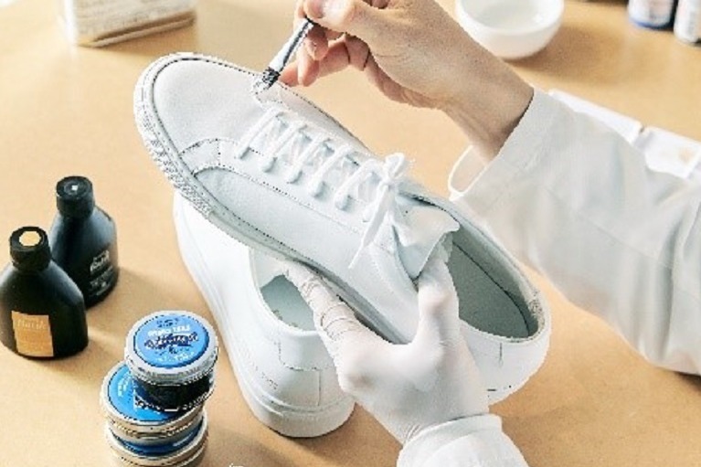エイチ.カツカワ勝川永一監修スニーカークリーニング全国で実施、デニムマイスターのデニムケアサービスも