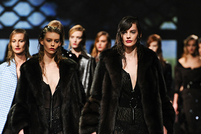 オフショルダー｜プラダ(PRADA) 2013-14年秋冬ウィメンズコレクション - 新エレガンススタイルの提案