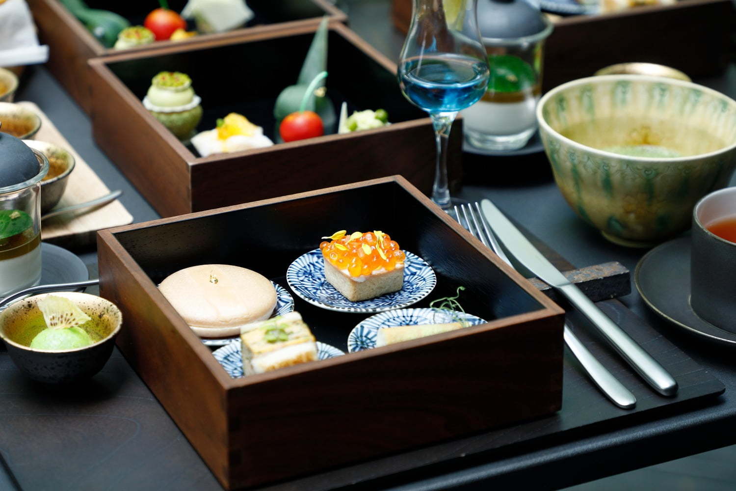 庭園｜アマン京都、初夏のアフタヌーンティー「水無月」新緑きらめくテラスで“和菓子風”スイーツを嗜む