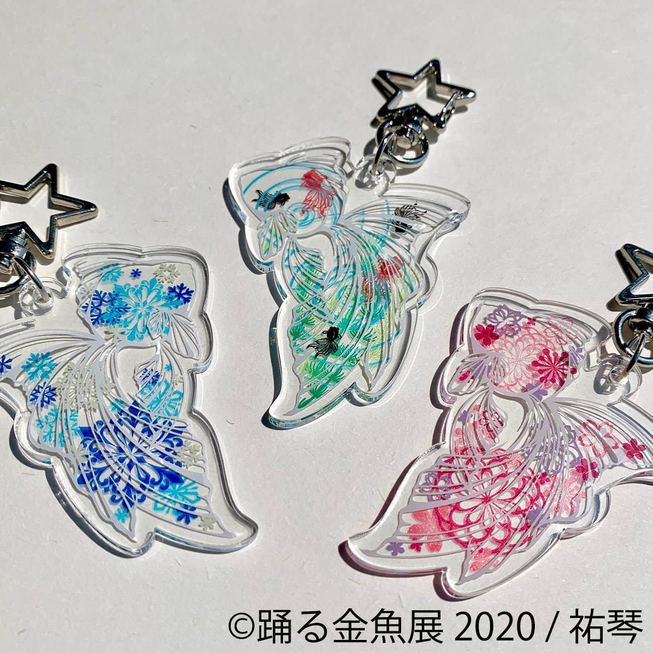 「踊る金魚展 2020」東京＆名古屋で、金魚が泳ぐ“一瞬の美しさ”を捉えた写真やグッズを展示販売｜写真17