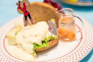 ディズニーアニメ 美女と野獣 のカフェが東京 大阪 名古屋に期間限定でオープン ファッションプレス ディズニーアニメ 美女と野獣 のカフェが東京 大阪 名古屋に期間限定でオープン ファッションプレス