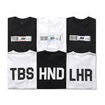 フラグメント デザインによるユニフォーム エクスペリメント“空港”Tシャツ、羽田のエアラインタグ｜写真1