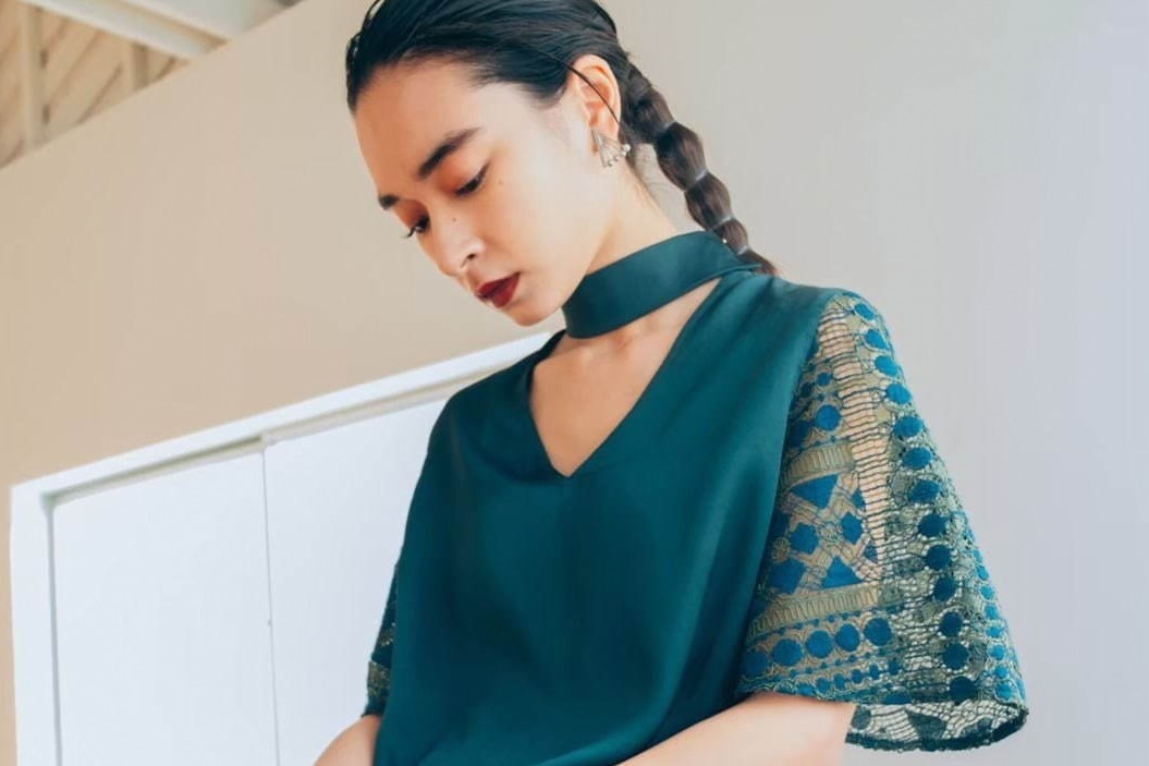 マルテ(MARTE)新作チョーカー風リボンワンピ＆マーブル模様のシアートップス