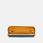 コーチからカラーブロックのメンズ革小物、ポケット収納し易いLジップのカードケースやスマホも入る長財布｜写真4