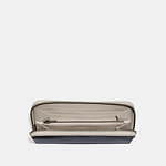 コーチからカラーブロックのメンズ革小物、ポケット収納し易いLジップのカードケースやスマホも入る長財布｜写真2