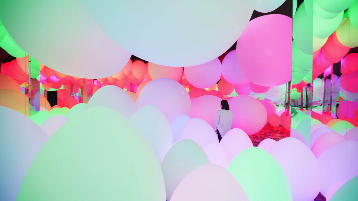 タイフーンボールと重力にあらがう呼応する生命の森 - 曖昧な9色と基本の3色 / Typhoon Balls and Weightless Forest of Resonating Life - 9 Blurred Colors and 3 Base Colors
teamLab, 2020-, Interactive Installation, Sound: Hideaki Takahashi