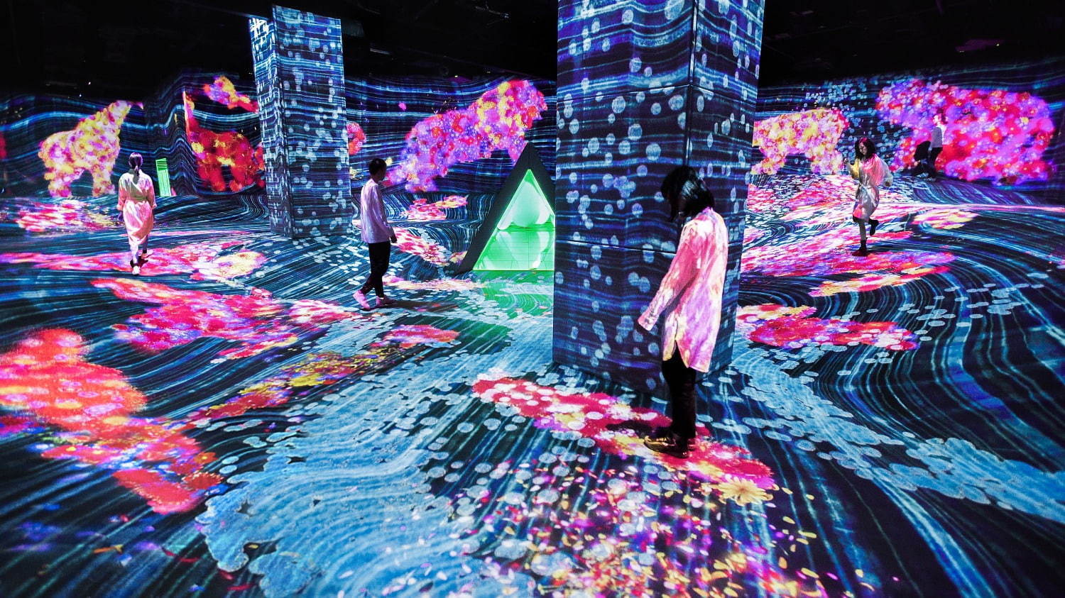 うごめく谷の花と共に生きる生き物たち / Shifting Valley, Living Creatures of Flowers, Symbiotic Lives
teamLab, 2020-, Interactive Digital Installation, Sound: Hideaki Takahashi