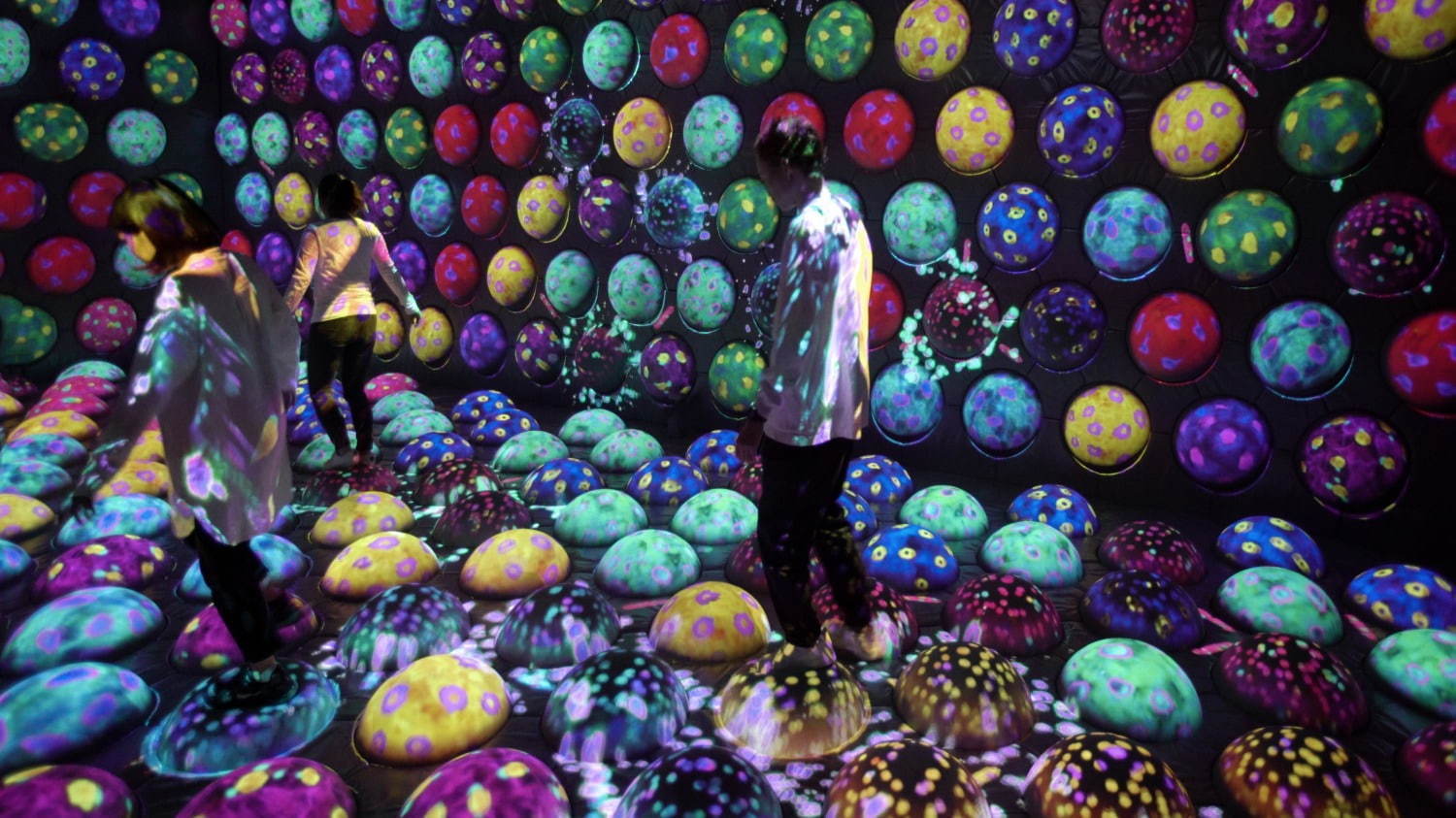 高速回転跳ね球のあおむしハウス / Rapidly Rotating Bouncing Sphere Caterpillar House
teamLab, 2020-, Interactive Digital Installation, Sound: teamLab