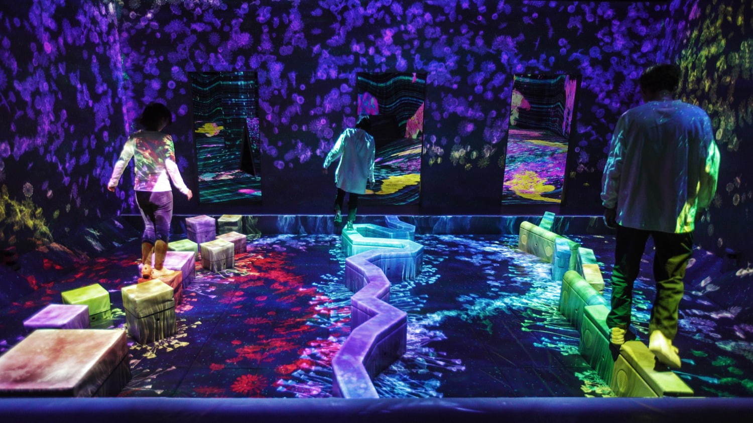 インビジブルな世界のバランス飛石 / Balance Stepping Stones through the Invisible World
teamLab, 2020-, Interactive Digital Installation, Sound: teamLab