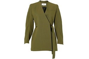 アキラナカ×スタニングルアーのコラボジャケット、身頃にベルトを通したアシンメトリーなデザイン