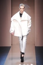 ジャンフランコ フェレ 2013-14年秋冬コレクション - 強さと優しさが奏でる現代的なグラムール｜写真15