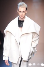 ジャンフランコ フェレ 2013-14年秋冬コレクション - 強さと優しさが奏でる現代的なグラムール｜写真16