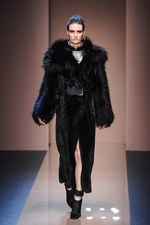 ジャンフランコ フェレ 2013-14年秋冬コレクション - 強さと優しさが奏でる現代的なグラムール｜写真19