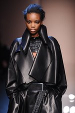 ジャンフランコ フェレ 2013-14年秋冬コレクション - 強さと優しさが奏でる現代的なグラムール｜写真22