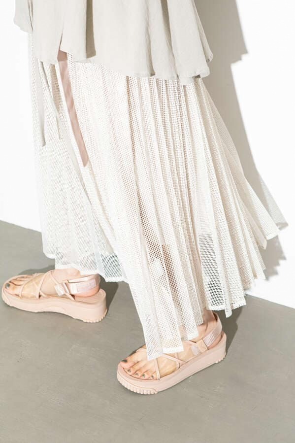 シャカ ローズバッド 透け感 アッパーの厚底サンダル 程よいボリューム感でスタイルアップ ファッションプレス
