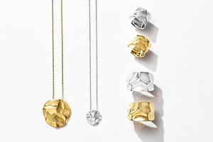 ブルーム“大人の立体感”アクセサリー、ツヤ肌を演出するネックレスやイヤーカフ