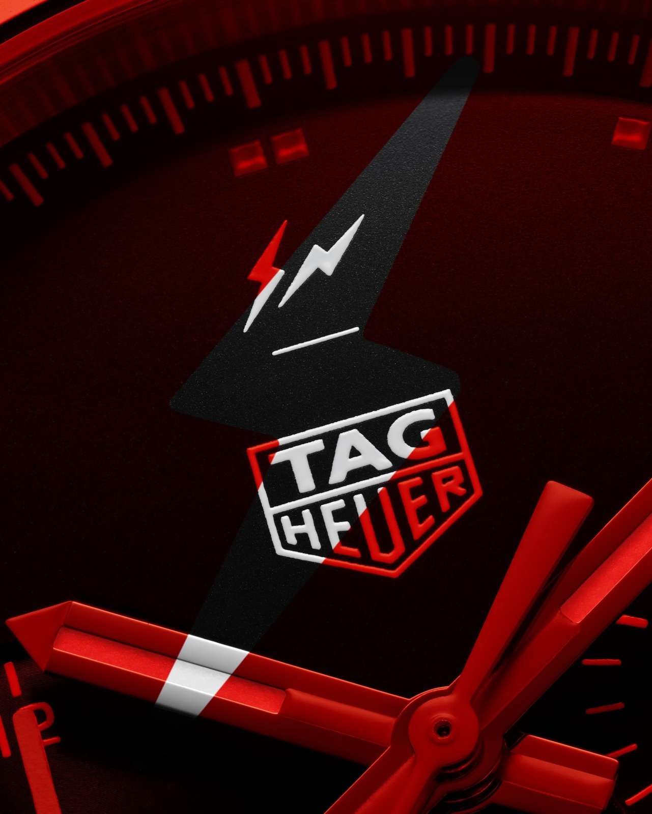 タグ・ホイヤー×藤原ヒロシのフラグメントのコラボ腕時計第2弾、赤をアクセントにした黒ダイヤル｜写真5