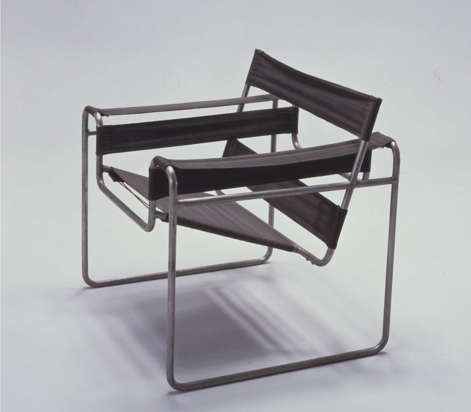 マルセル・ブロイヤー《クラブチェアB3(ヴァシリー)》1925/26年、宇都宮美術館