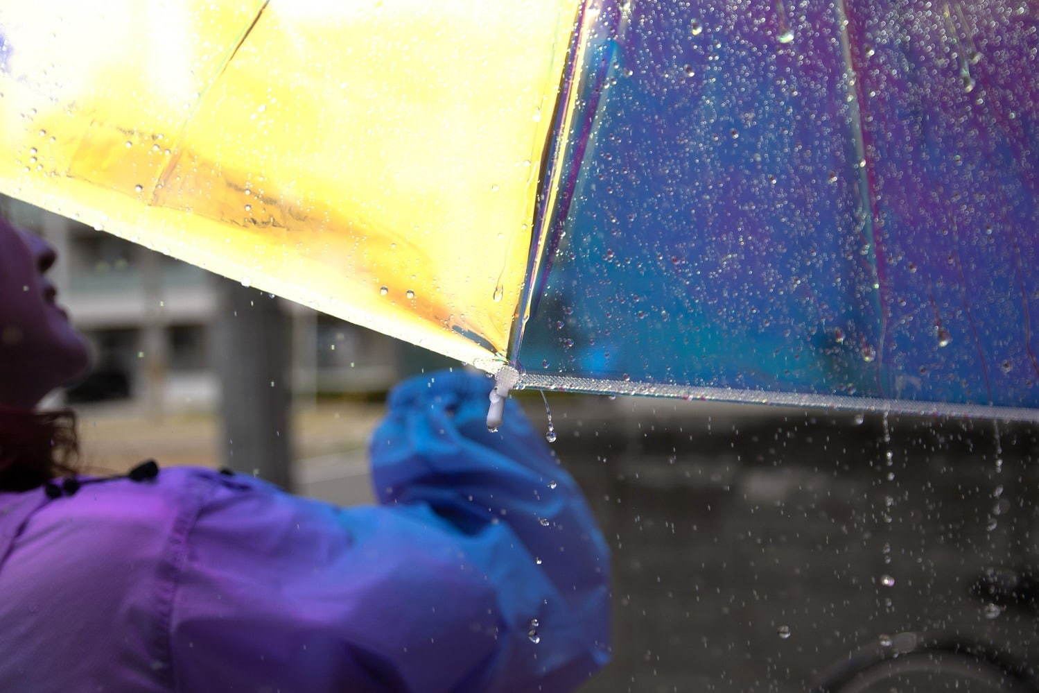 Wpc.の虹色“オーロラ”のようにきらきら輝くビニール傘、影もレインボーに｜写真4