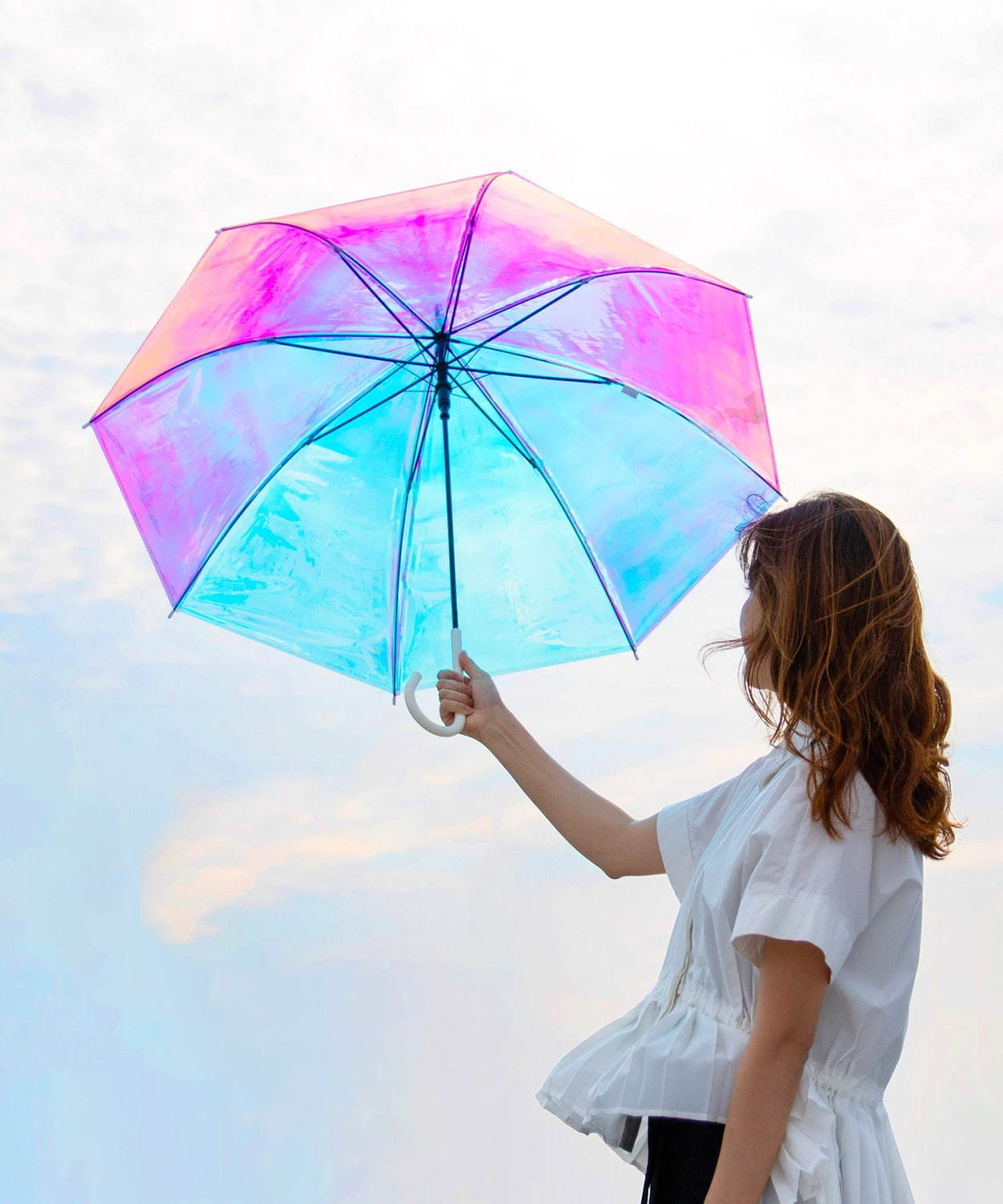 Wpc.の虹色“オーロラ”のようにきらきら輝くビニール傘、影もレインボーに｜写真10