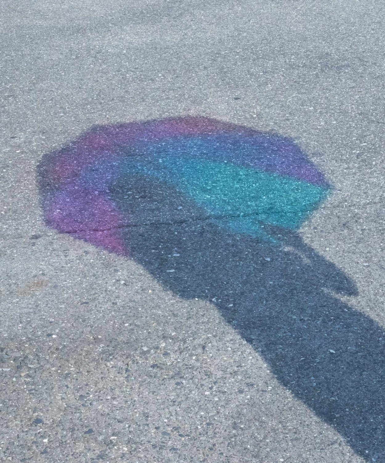 Wpc.の虹色“オーロラ”のようにきらきら輝くビニール傘、影もレインボーに｜写真13