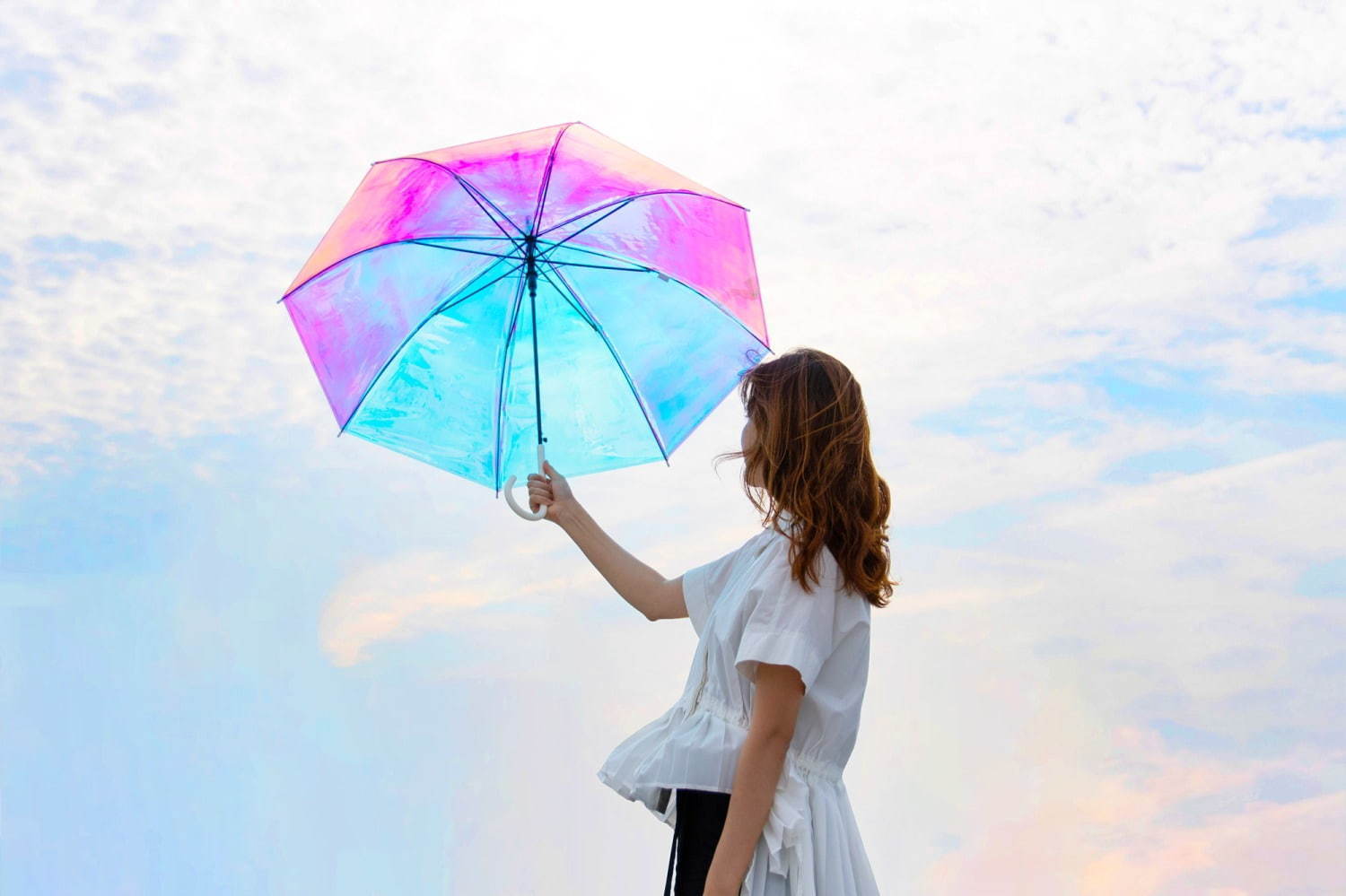 Wpc.の虹色“オーロラ”のようにきらきら輝くビニール傘、影もレインボーに｜写真1