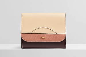 クロエから“Cロゴ”輝く「クロエ C」の新色ウォレット、淡い