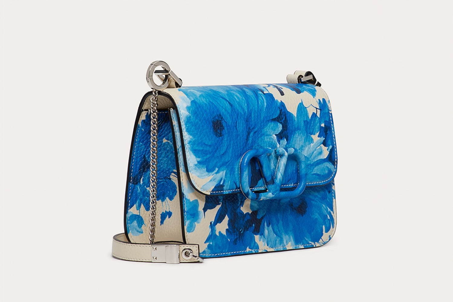ヴァレンティノ 陶器の花柄 着想の新作 ブルーフラワーが咲き誇るドレス バッグ ファッションプレス