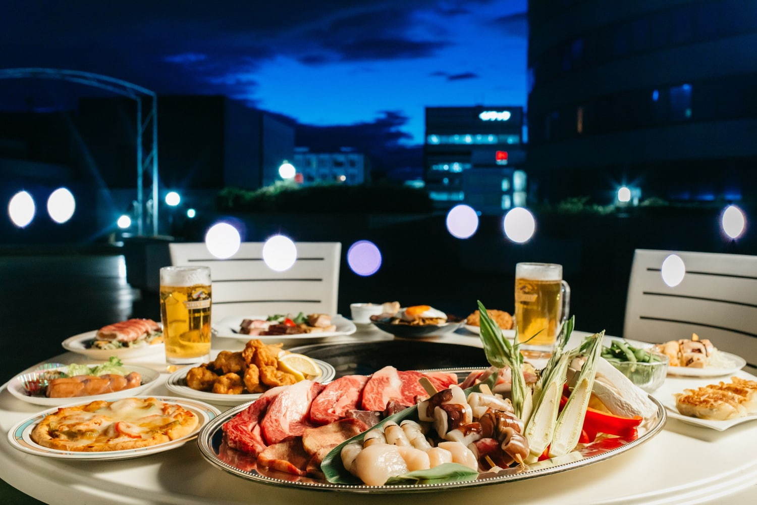 新横浜プリンスホテル - 夏祭り屋台料理をアレンジした「ルーフトップビアガーデン」